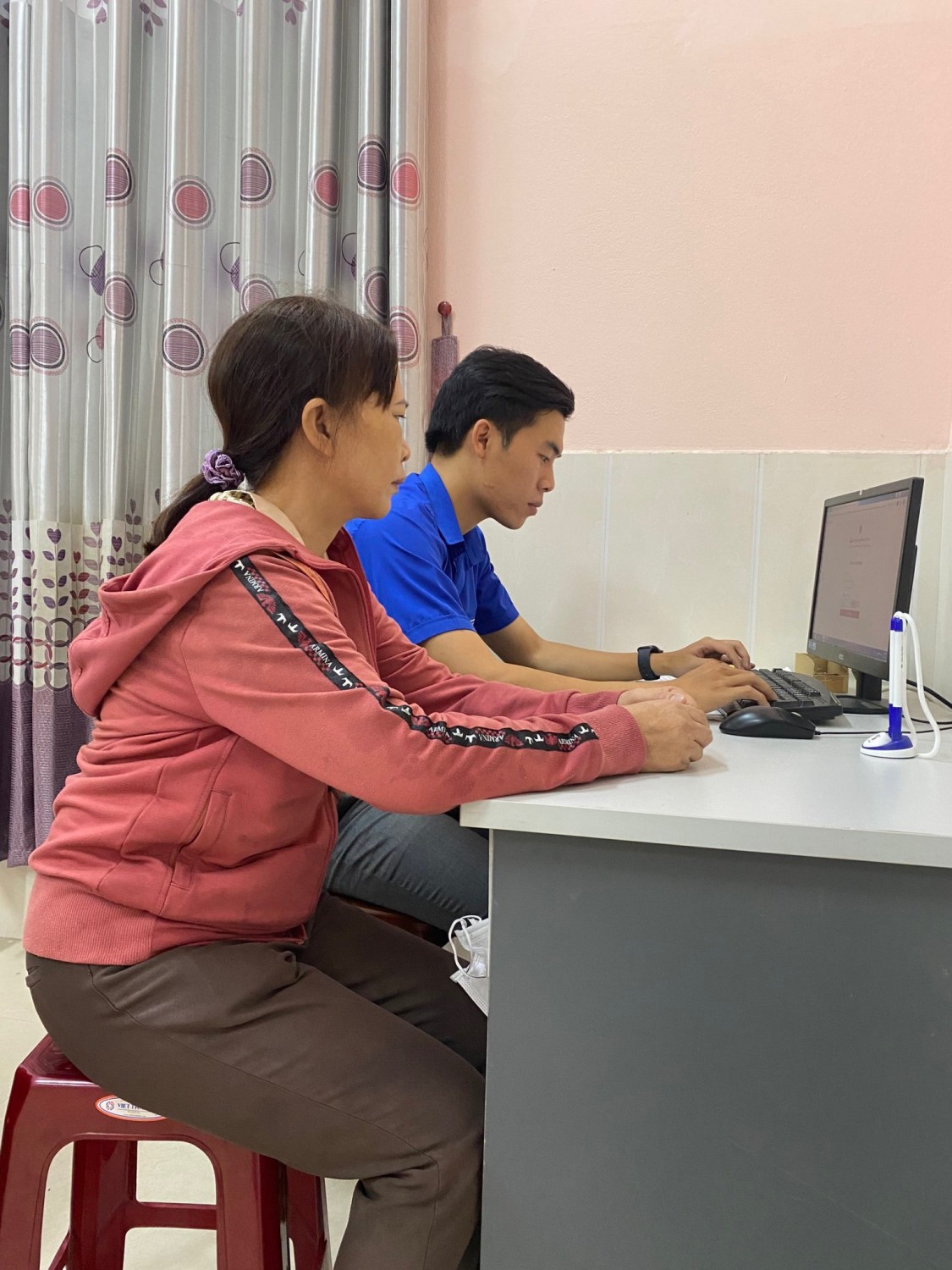 Đoàn viên công chức thuộc Chi đoàn Dân chính hướng dẫn người dân mở tài khoản dịch vụ công trực tuyến