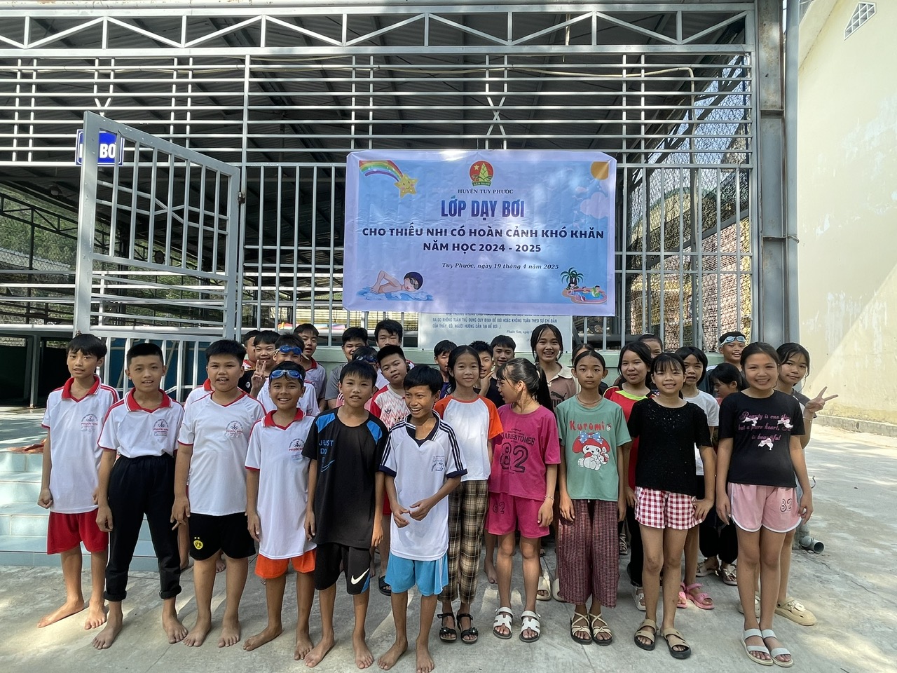 TUY PHƯỚC: MỞ LỚP DẠY BƠI MIỄN PHÍ CHO CÁC EM HỌC SINH CÓ HOÀN CẢNH KHÓ KHĂN