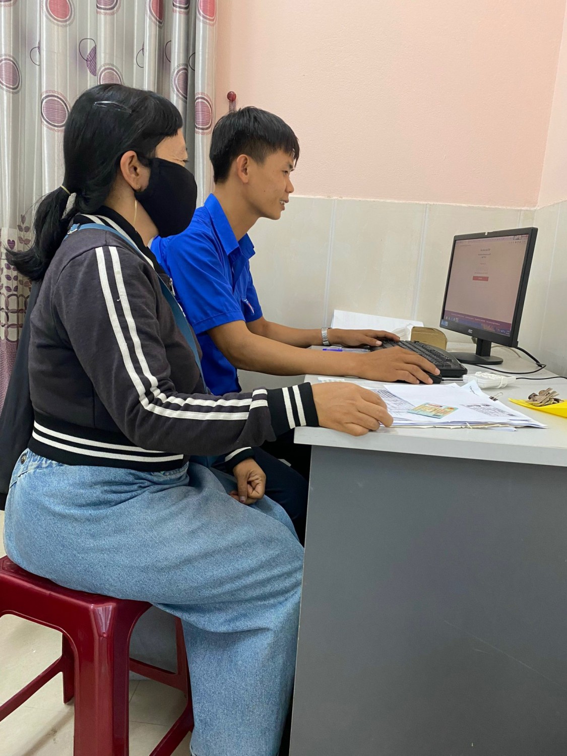 Đoàn viên Chi đoàn Dân chính trực tại bộ phận tiếp nhận hồ sơ và trả kết quả huyện Tuy Phước