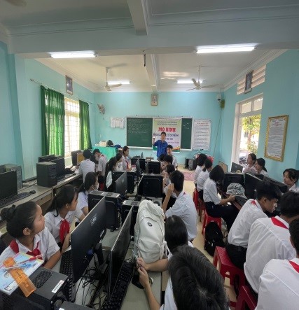 Quang cảnh buổi triển khai mô hình chuyển đổi số với nội dung cài đặt app Hướng nghiệp